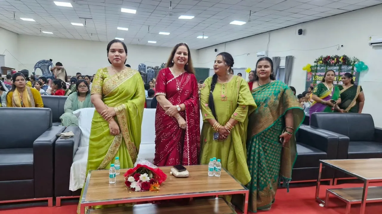 हरियाली तीज पर वामा सारथी ने सजाई भव्य सांस्कृतिक संध्या, महिलाओं और बच्चों ने बिखेरे रंग

उन्नाव। हरियाली तीज के पावन