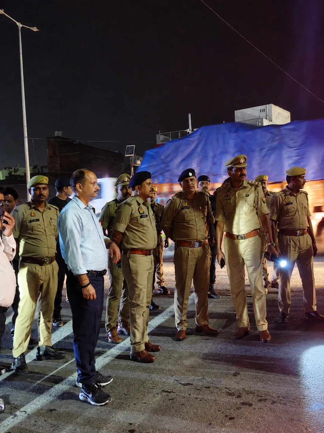 छिबरामऊ के फर्रुखाबाद चौराहे पर जिलाधिकारी आशुतोष मोहन अग्निहोत्री,व पुलिस अधीक्षक विनोद कुमार क्षेत्राधिकार सुरेश मलिक