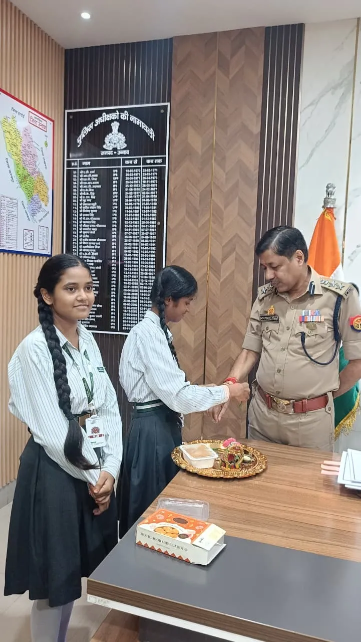 रक्षाबंधन पर बेन-हर पब्लिक स्कूल की शिक्षिकाओं एवं छात्राओं ने पुलिस अधिकारियों को बांधी राखी