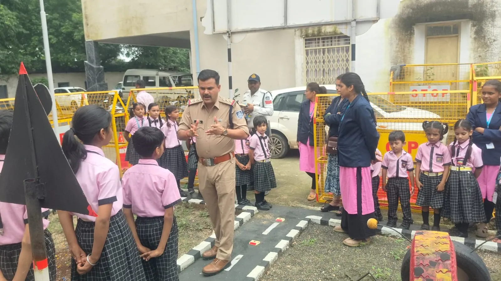 स्कूलों में गूंज रहा सड़क सुरक्षा का पाठ, 3000+ बच्चों ने सीखा "सुरक्षित सफर" का मंत्र