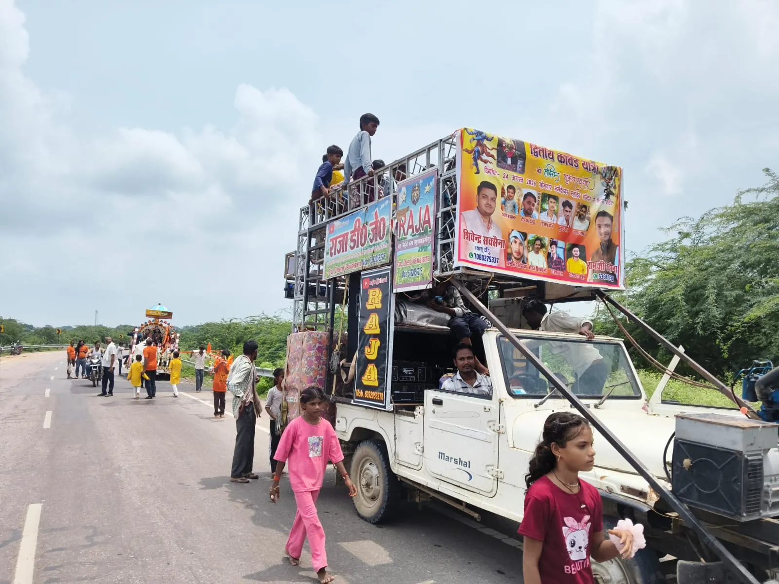 बिहूनी खुर्द में सावन के अंतिम सोमवार को धूमधाम से निकली भव्य कांवड़ यात्रा, गूंजे 'हर-हर महादेव' के जयकारे
