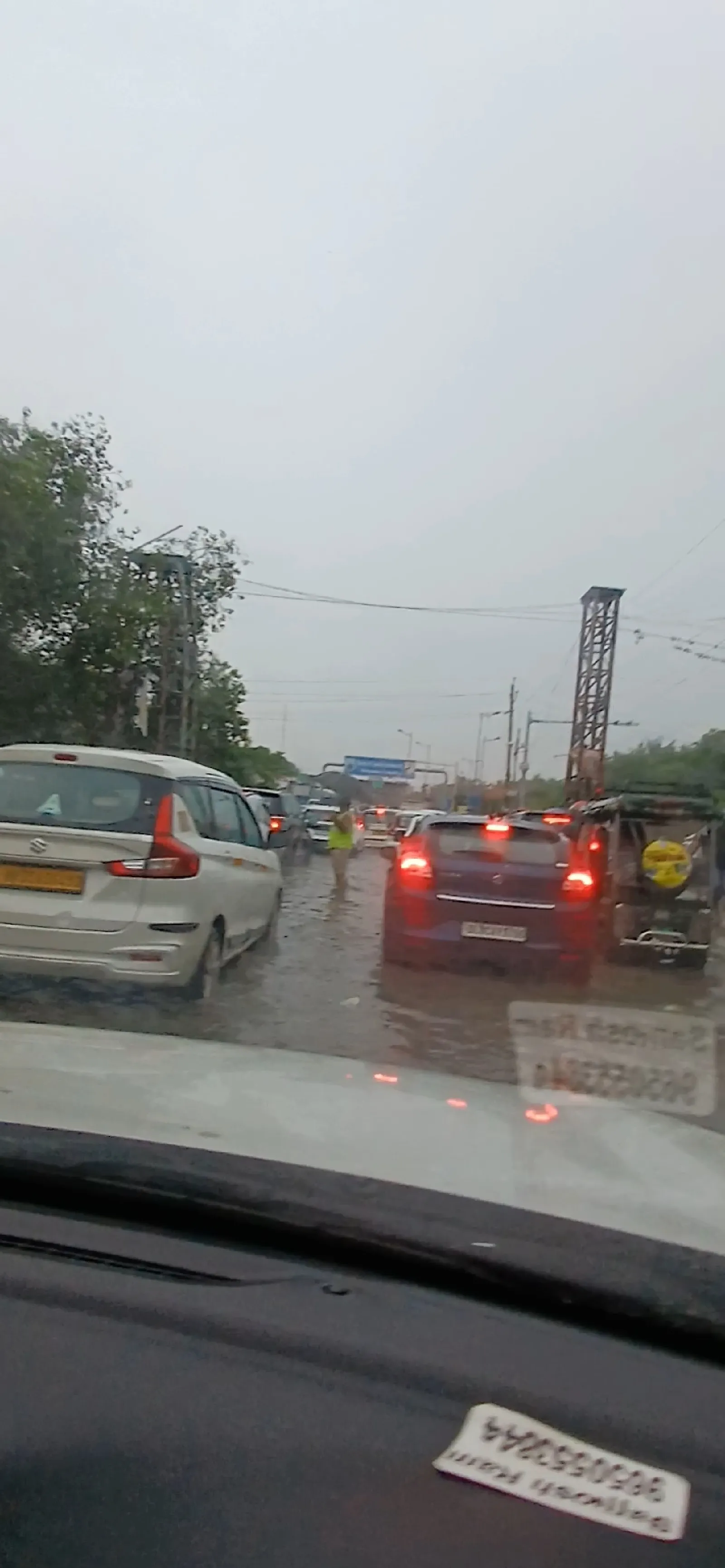 डूंडाहेड़ा बॉर्डर पर बारिश से जलभराव: ट्रैफिक पुलिस ने संभाला मोर्चा, जाम के बीच एम्बुलेंस को भी सुरक्षित निकाला