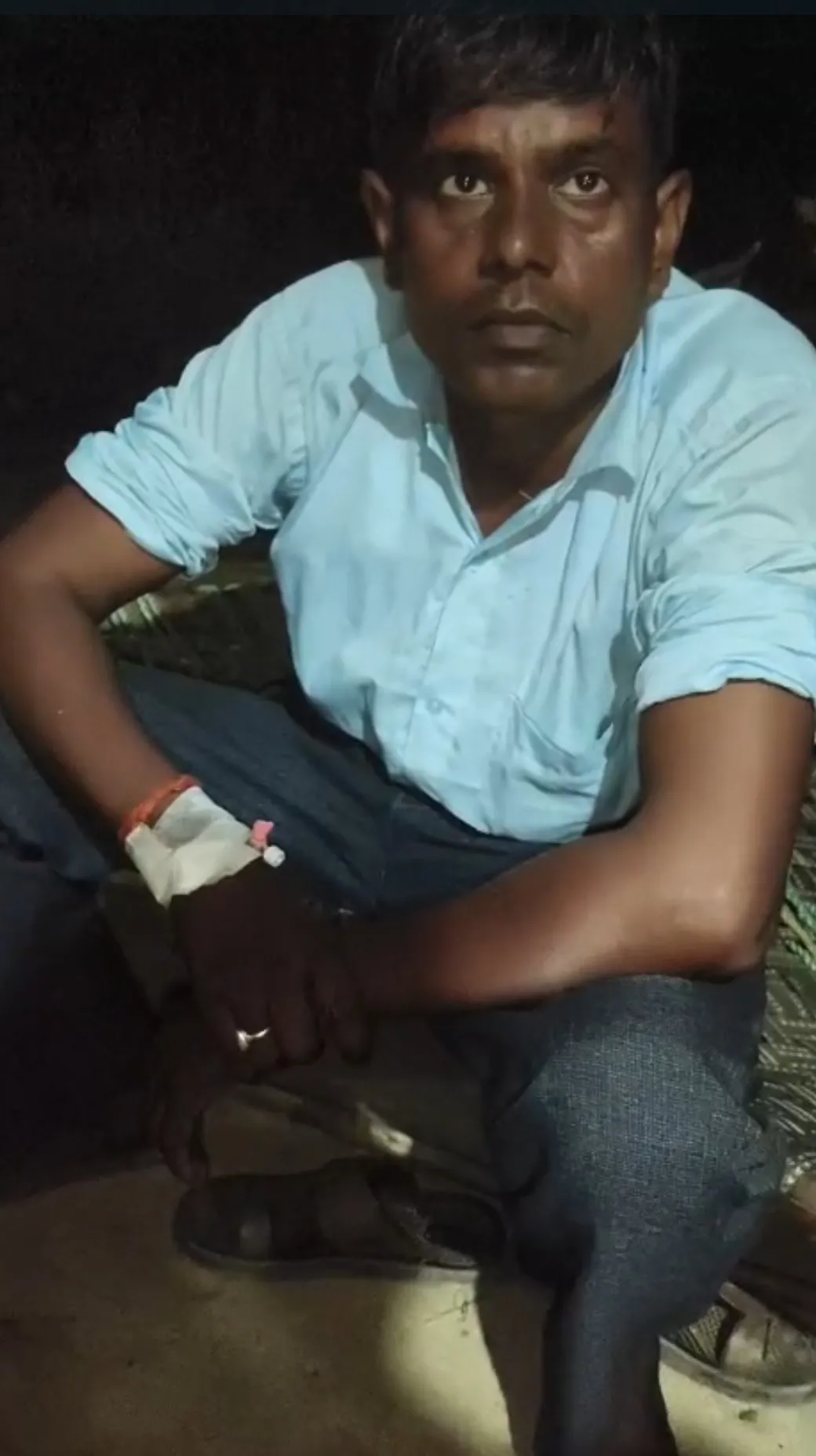 सुरक्षा उपकरणों और साथियों की सूझबूझ ने बचाई लाइनमैन की जान, इनवर्टर के रिटर्न करंट से पोल पर उल्टा लटका, 20 मिनट तक अटक