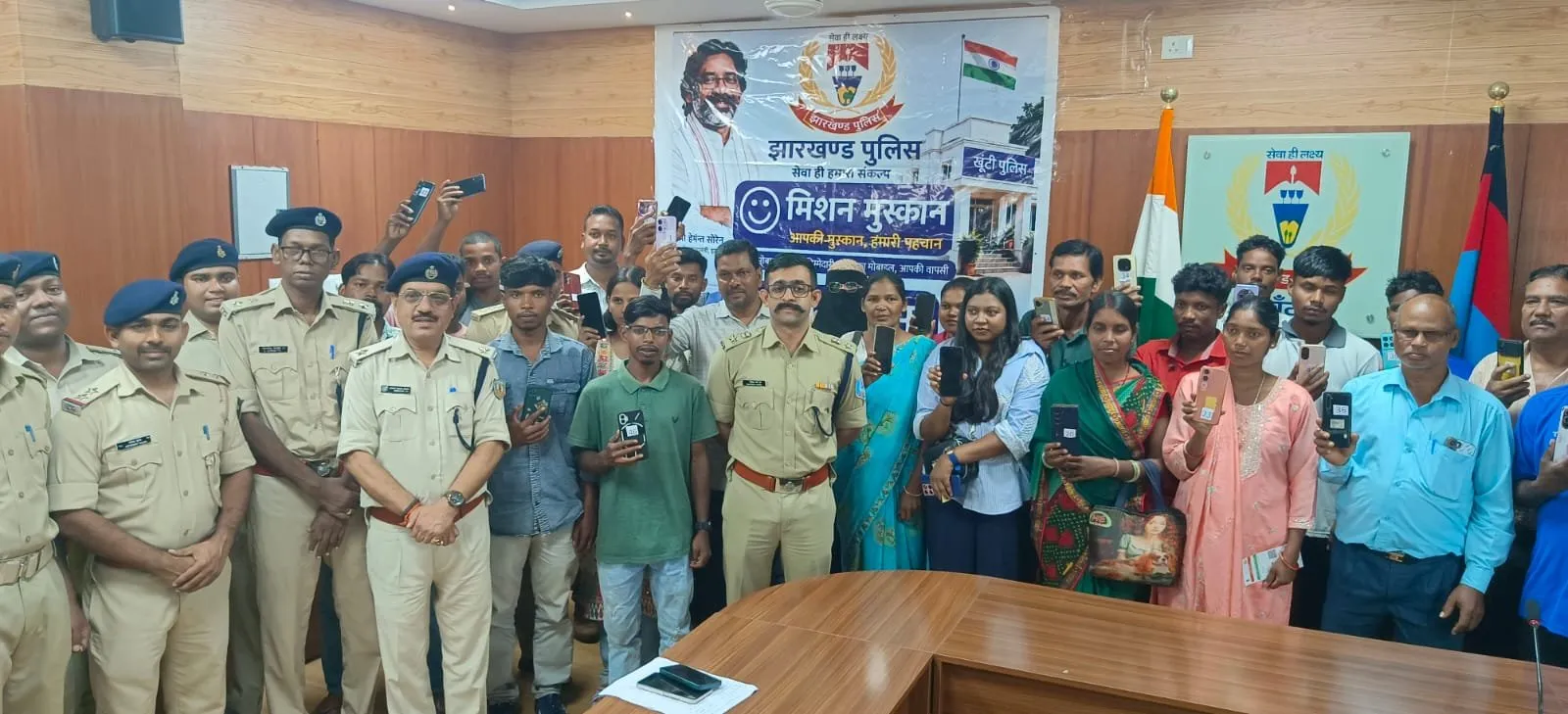 खूंटी पुलिस का 'मिशन मुस्कान': चोरी व गुम हुए मोबाइल बरामद कर असली मालिकों को लौटाए