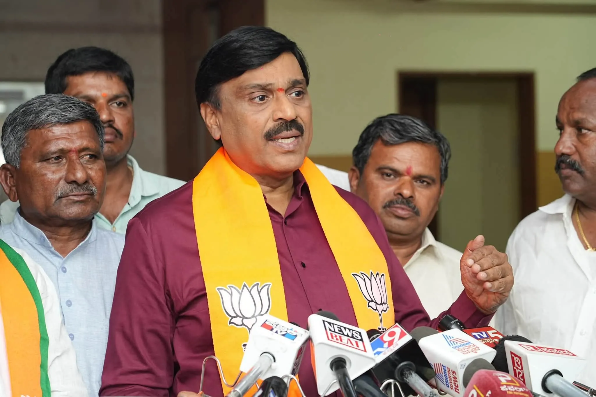 the backdrop of the Karnataka Legislative Council graduates and teachers. Constituency elections, today BJP State Office