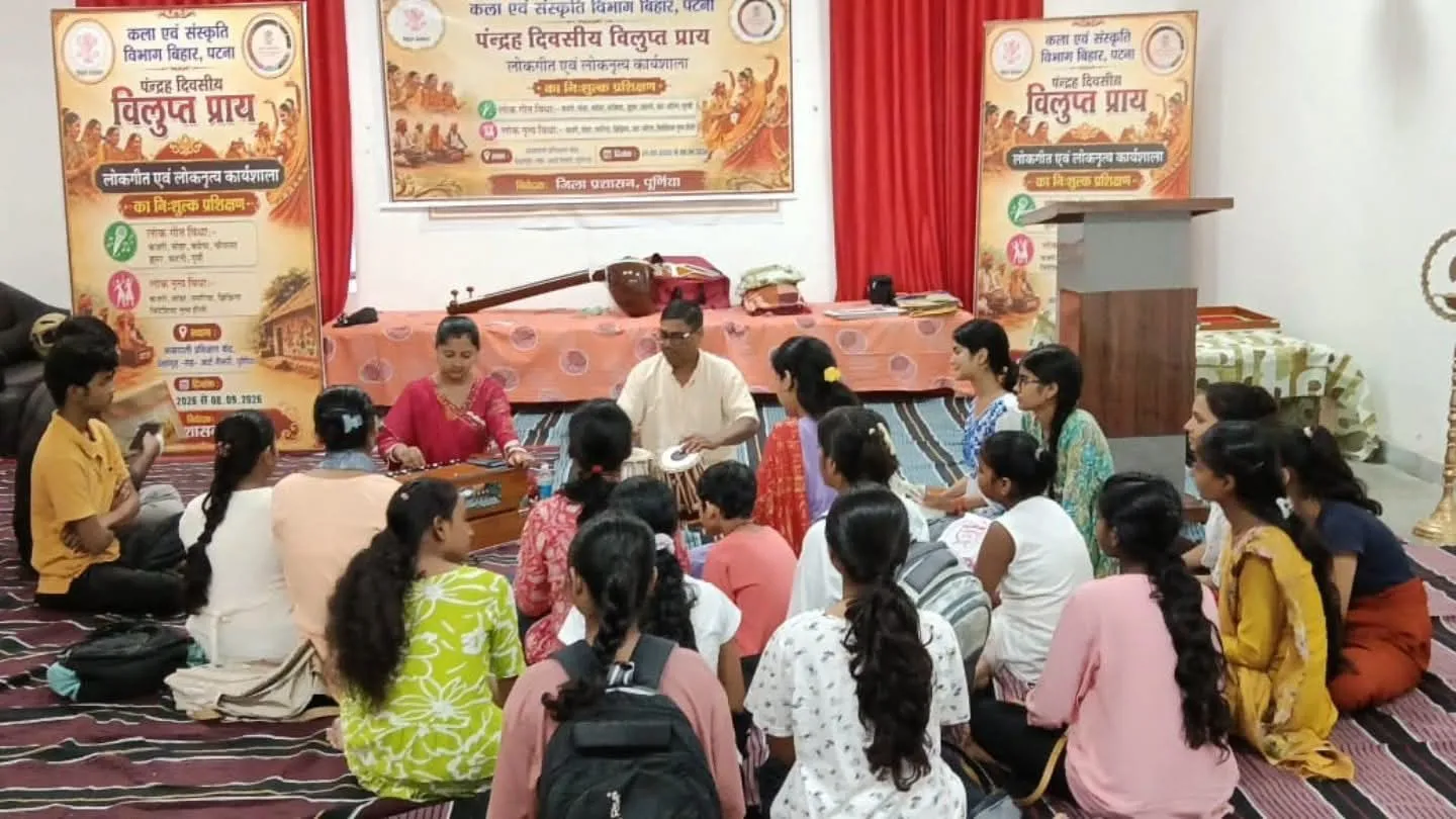 आम्रपाली प्रशिक्षण कार्यक्रम पूर्णिया में कजरी लोकगीत एवं लोकनृत्य प्रशिक्षण में सोहर और पामरिया नृत्य की जानकारी दी गई