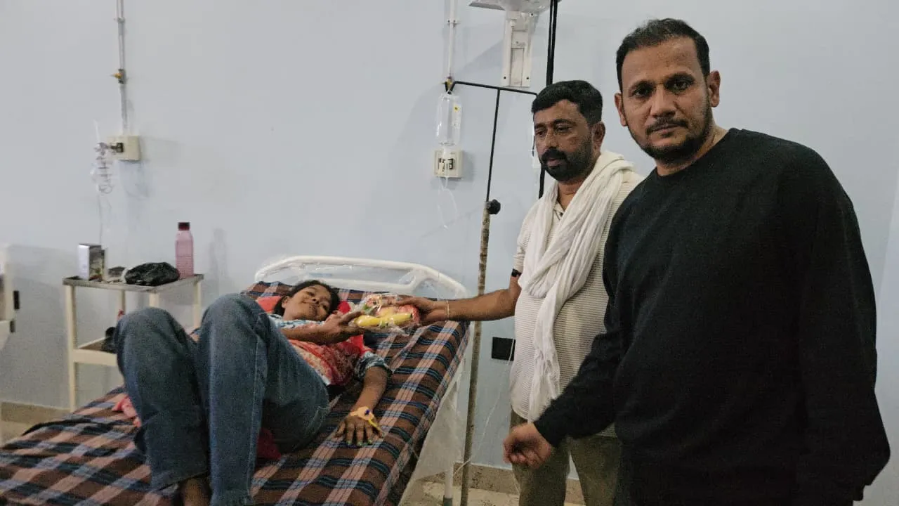 ईद मिलादुन्नबी पर्व के अवसर पर बज़्मे तामीर सांस्कृतिक समिति ने सीएचसी राठ में मरीजों को बांटे फल