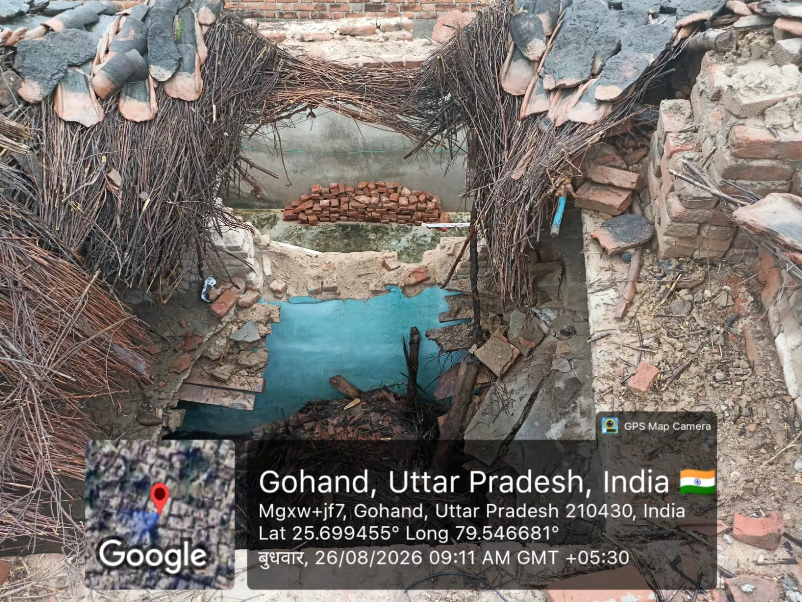 तेज बारिश से कच्ची अटरिया गिरी, गृहस्थी का सामान मलबे में दबा