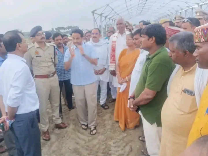 देवरिया के मझौलीराज पहुंचेंगे मुख्यमंत्री डीएम एसपी ने किया कार्यक्रम स्थल का निरीक्षण