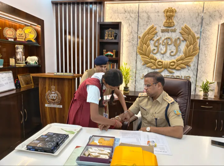 JAMSHEDPUR : रक्षाबंधन पर छात्राओं ने SSP को बांधी राखी, भाई-बहन के पवित्र रिश्ते का दिया संदेश