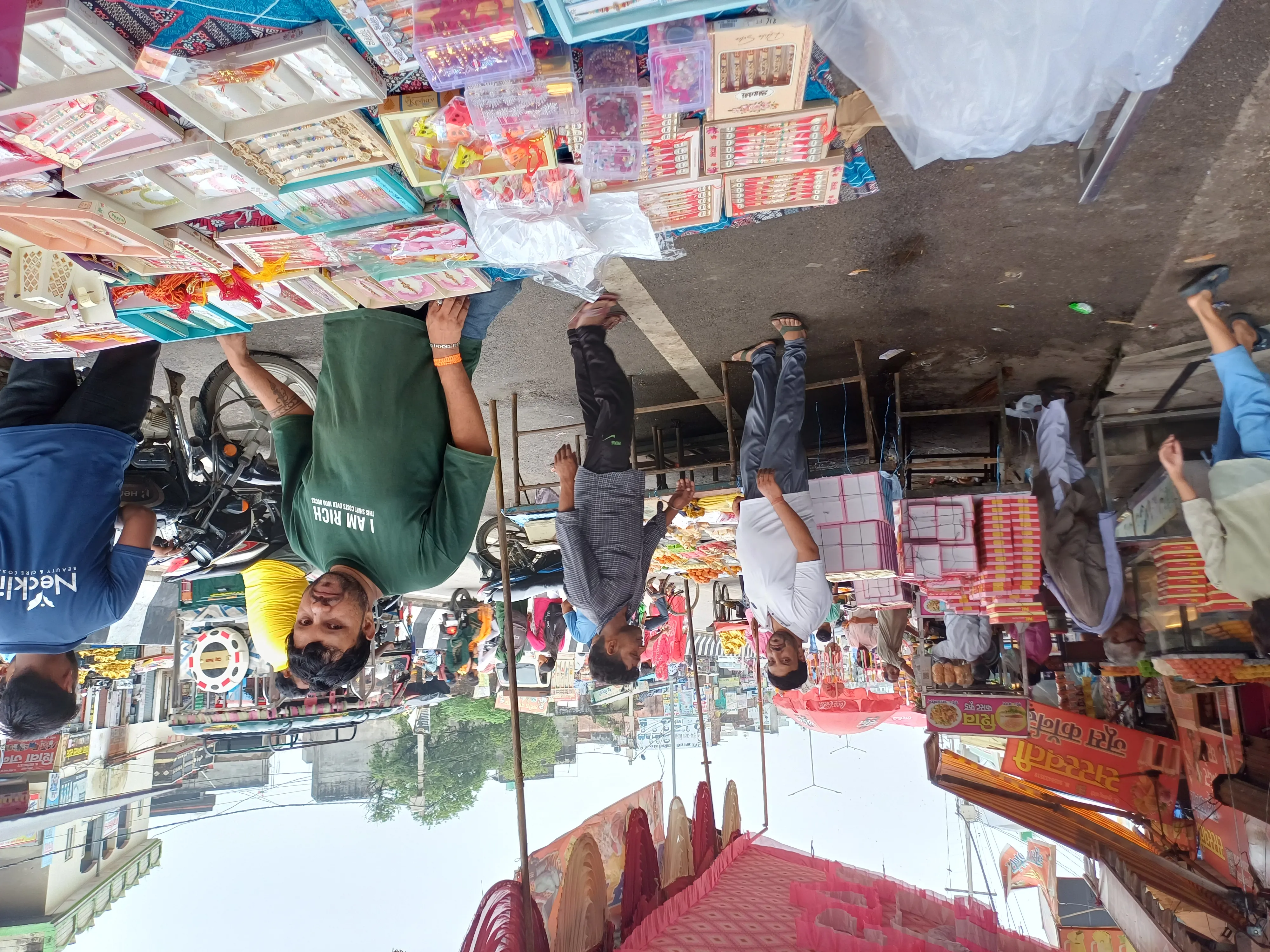 मुजफ्फरनगर में रक्षाबंधन से एक दिन पहले बाजार गुलजार, राखी और मिठाइयों की जमकर खरीद