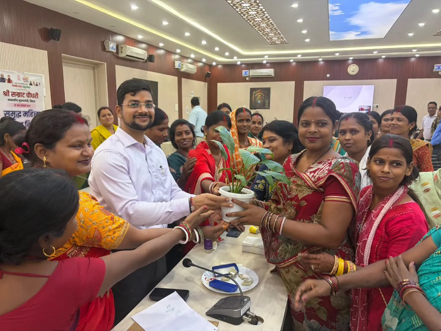 समाहरणालय स्थित महानंदा सभागार में गुरुवार को 'समृद्ध महिला समृद्ध बिहार' अभियान के तहत एक भव्य कार्यक्रम का आयोजन किया