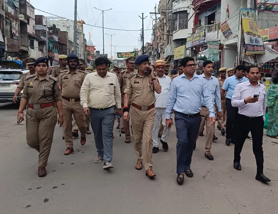 रक्षाबंधन पर्व को लेकर डीएम-एसएसपी ने किया पैदल गश्त, सुरक्षा व्यवस्था का लिया जायजा