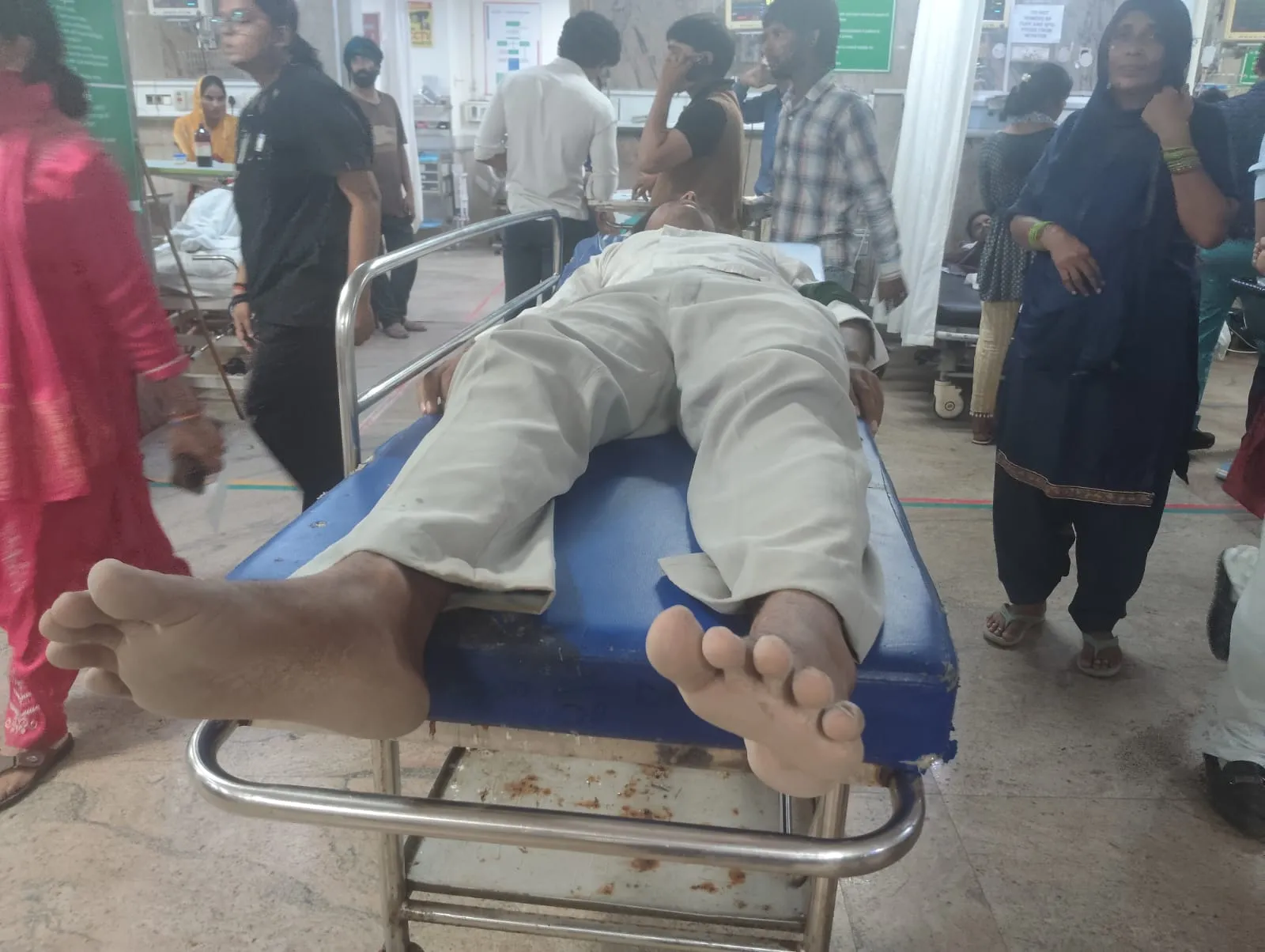 Greater noida me kirana dukan par janlava hamla 10 se 15 loge na dukandaar bhaiyon ko pita bindal enclave phi iv kasna