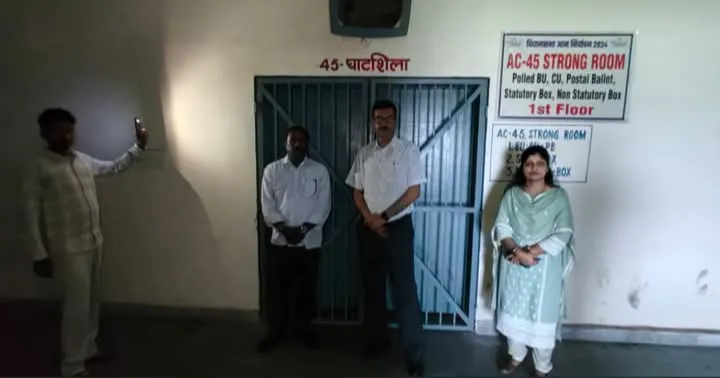 JAMSHEDPUR : कीताडीह ईवीएम वेयर हाउस का उपायुक्त ने किया निरीक्षण, सुरक्षा व्यवस्था और प्रोटोकॉल अनुपालन की समीक्षा