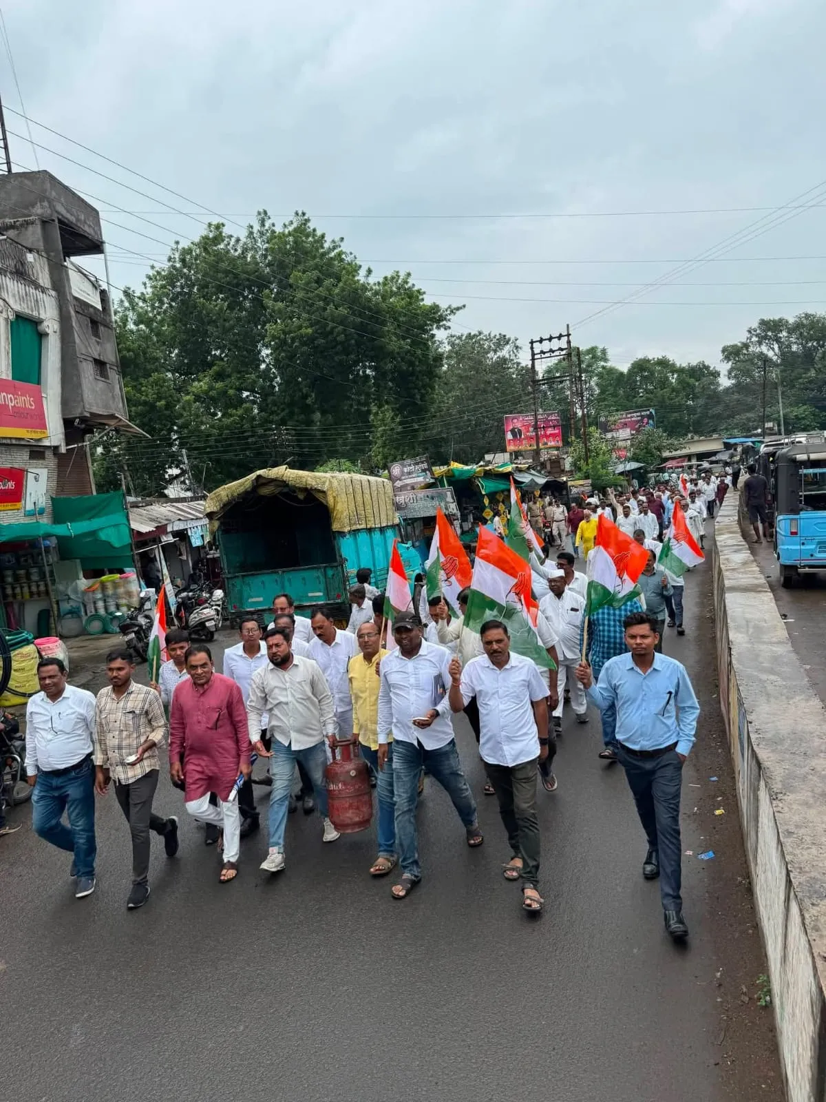 महंगाई के खिलाफ सौंसर में कांग्रेस का प्रदर्शन, गैस सिलेंडर लेकर सड़कों पर उतरे कार्यकर्ता