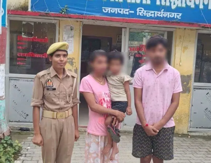 भटककर साड़ी तिराहा पहुंची 3 वर्षीय बच्ची, सिद्धार्थनगर पुलिस ने परिजनों से मिलाया