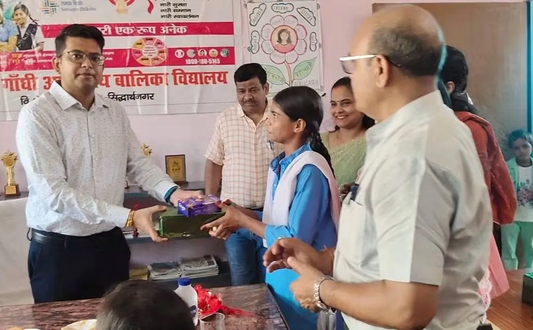 कस्तूरबा गांधी विद्यालय में जिलाधिकारी ने छात्राओं से बंधवाया रक्षासूत्र, मिठाई और उपहार देकर बढ़ाया उत्साह
