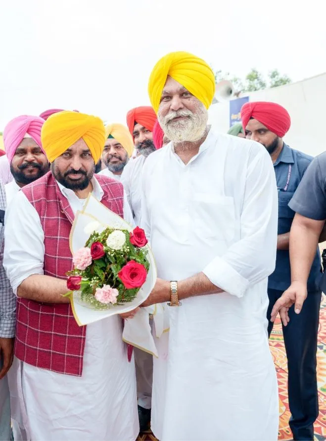ਮੁੱਖ ਮੰਤਰੀ ਪਜਾਬ ਸਰਦਾਰਭਗਵੰਤ ਸਿੰਘ ਮਾਨ ਜੀ ਬਾਬਾ ਬਕਾਲਾ ਸਾਹਿਬ ਪਹੁੰਚਣ ਤੇ ਸਾਬਕਾ  ਅੇਮ ਅੇਲ ੲ ਬਲਵਿੰਦਰ ਸਿੰਘ ਲਾਡੀ ਜੀ ਗੁਲਦਸਤਾ ਭੇਟ ਕਰਦੇ