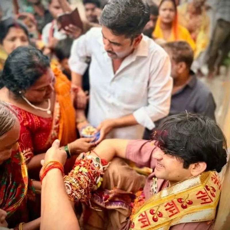 आज रक्षाबंधन के पावन अवसर पर बहनो ने पूज्य बागेश्वर सरकार को राखी बांधकर स्नेह प्रकट किया