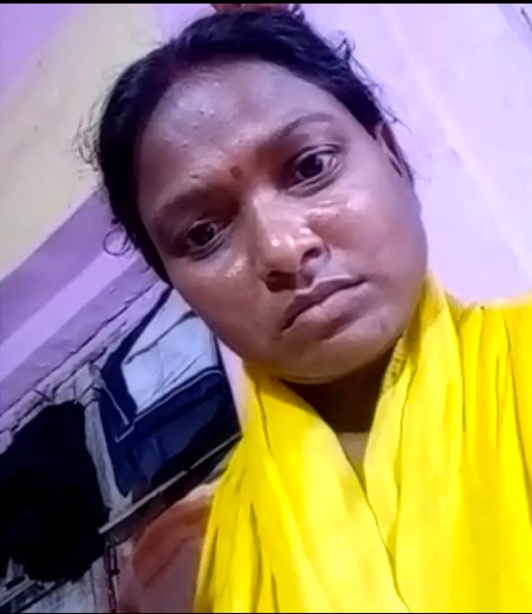 नाम बबीता उर्फ प्रज्ञा फ्रॉड लेडिस पति बदलने का शौक रहती है लगती है समझ में ऐसी लेडिस की जरूरत नहीं है इसके ऊपर सत्य शक्