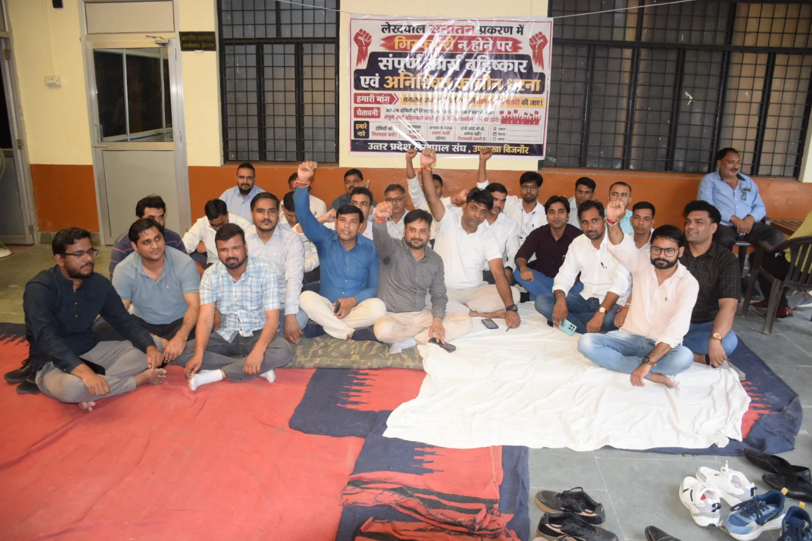 गिरफ्तारी न होने पर भड़के लेखपाल, मंडल स्तर पर आंदोलन की चेतावनी