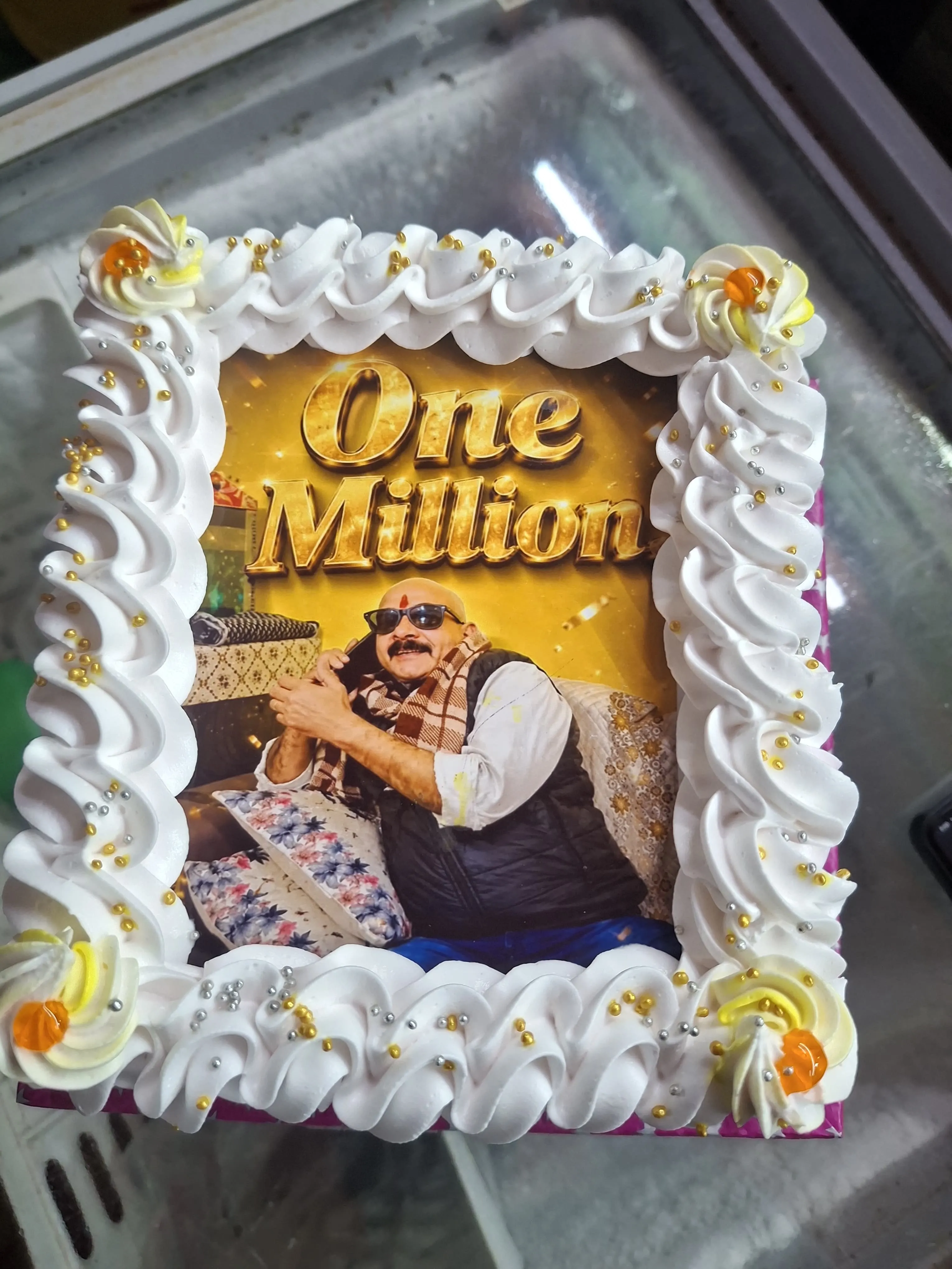 छोटे स्तर से शुरुआत, अब 10 लाख पार—डिजिटल क्रिएटर और कलाकार सेंगर भूपेश सिंह का वीडियो हुआ वायरल, केक काटकर मनाई खुशी