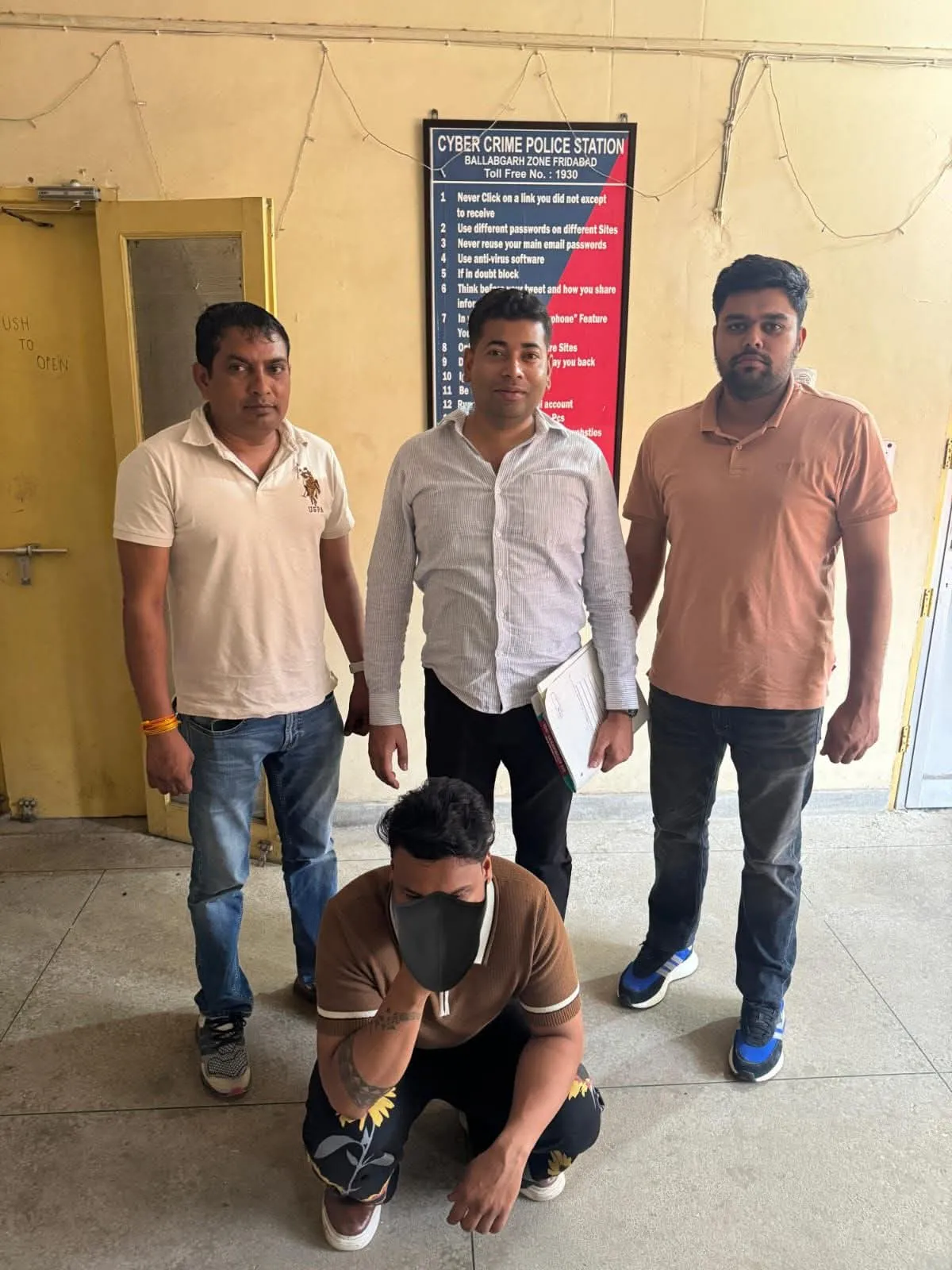 साइबर थाना बल्लभगढ ने लुकआउट सर्कुलर कराया था जारी । शुभम पर रोहतक साइबर व बल्लभगढ साइबर थानो में मामला दर्ज है।