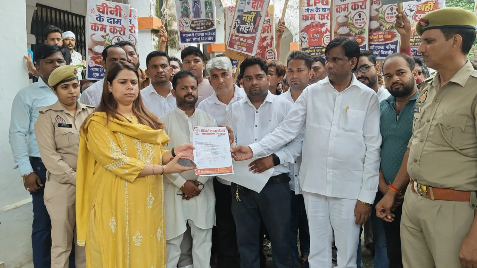 बढ़ती महंगाई के खिलाफ व्यापारियों का जोरदार प्रदर्शन, नगर पालिका चौक पर फूंका पुतला