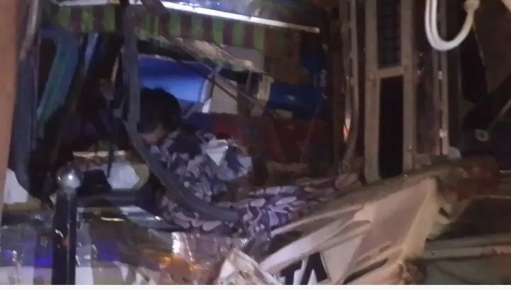 खड़े कंटेनर में ट्रक ने पीछे से मारी टक्कर, चालक की मौत