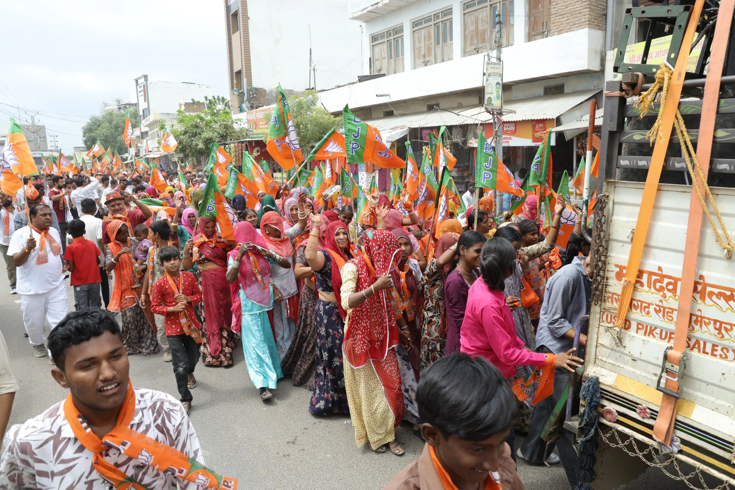 विकास और विश्वास के प्रतीक 'कमल' को खिलाने के लिए मैदान में उतरे भाजपा कार्यकर्ता