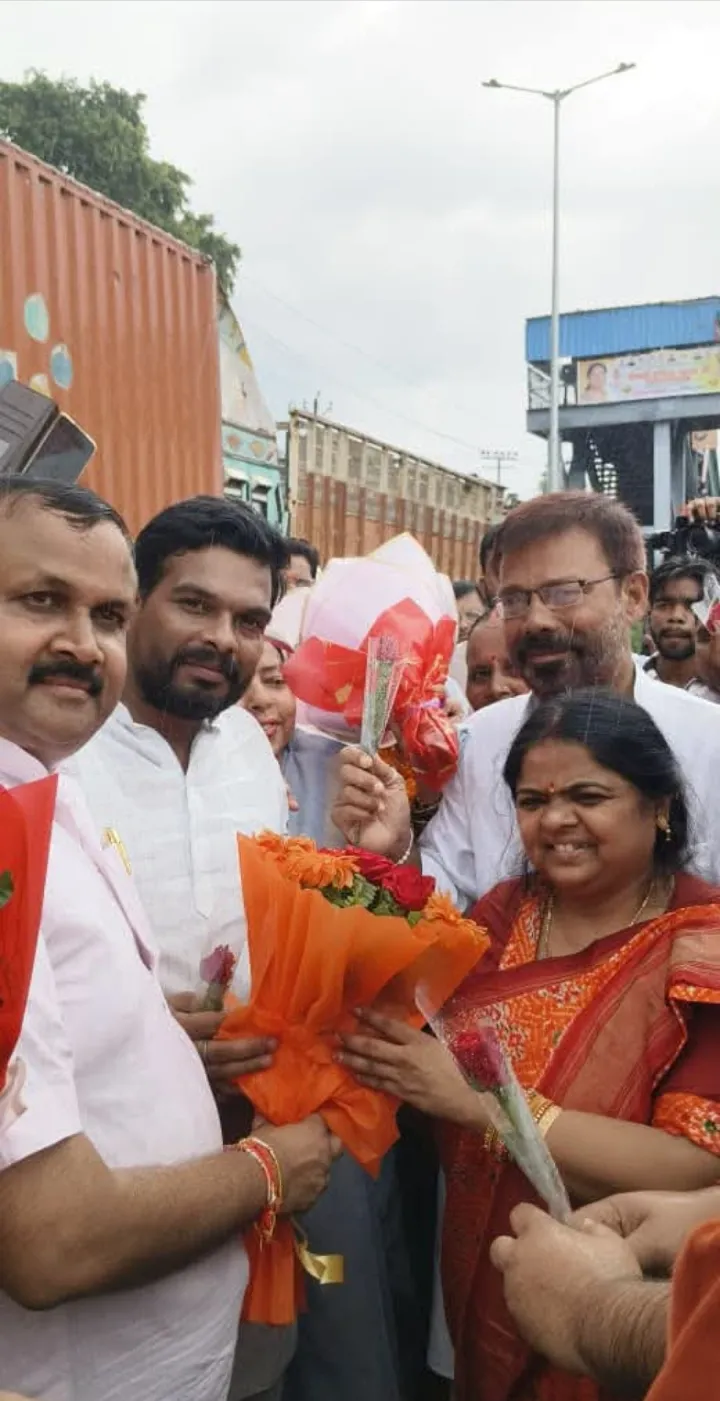 घघसरा सहजनवा क्षेत्र मे सहजनवा थाने चौराहे पर हुआ स्वागत