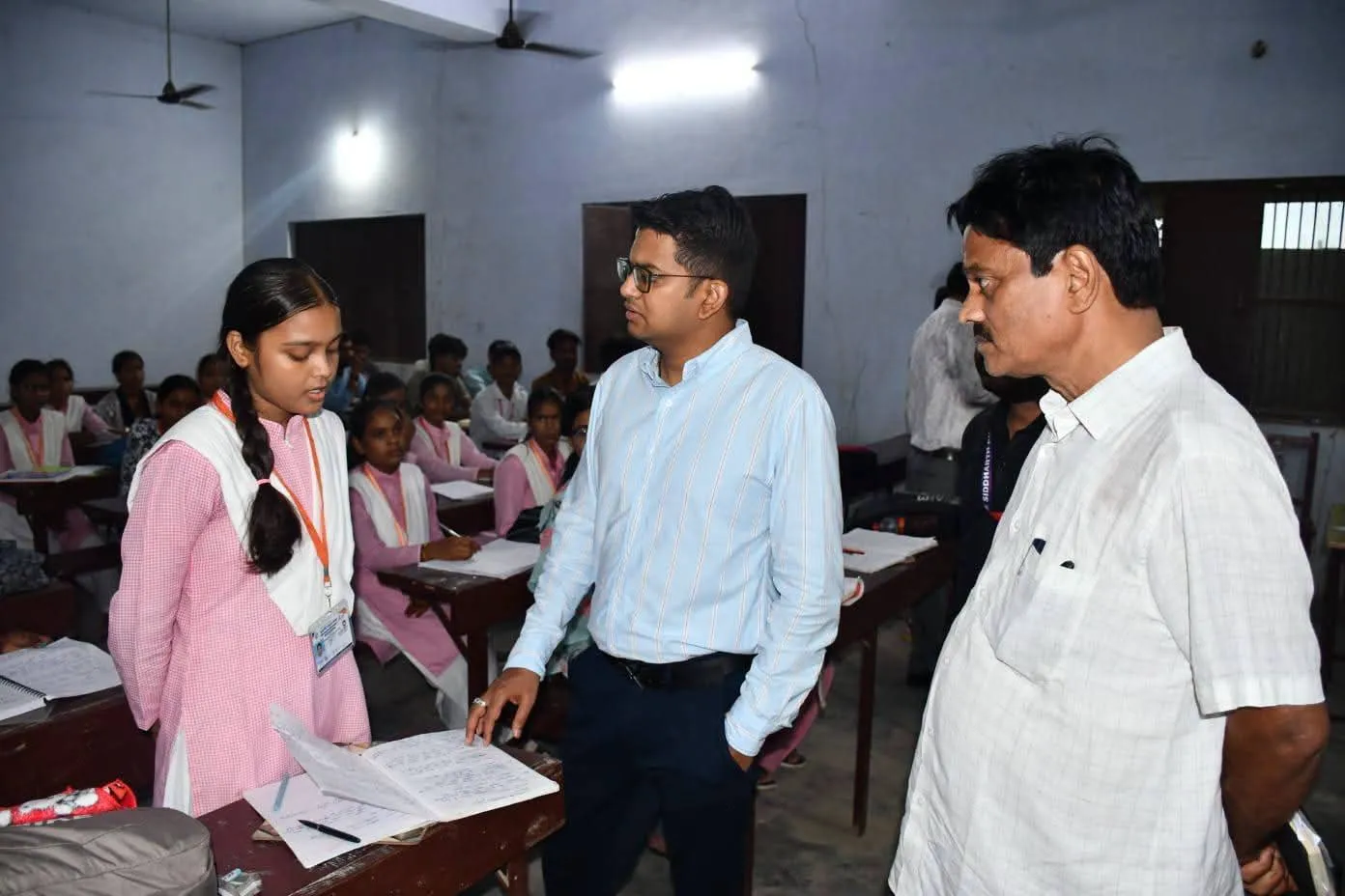 मुख्यमंत्री अभ्युदय योजना के कोचिंग सेंटर का डीएम ने किया निरीक्षण, विद्यार्थियों से संवाद कर बढ़ाया उत्साह