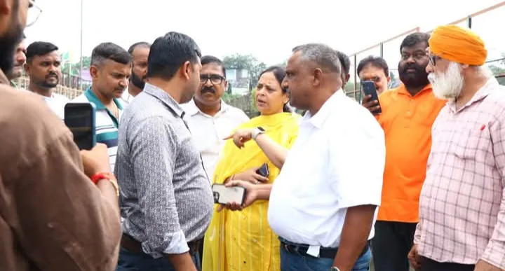 JAMSHEDPUR : मेयर सुधा गुप्ता व पूर्व मंत्री बन्ना गुप्ता ने पंजाबी लाइन की नाली और छोटा पुल का किया निरीक्षण