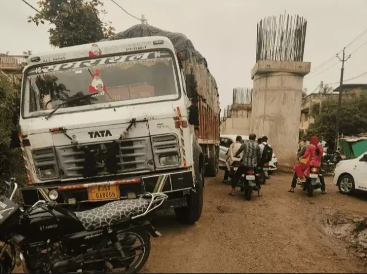 हरदा के टिमरनी में ओवरब्रिज निर्माण कार्य धीमी गति से जारी, स्थानीय लोगों को असुविधा