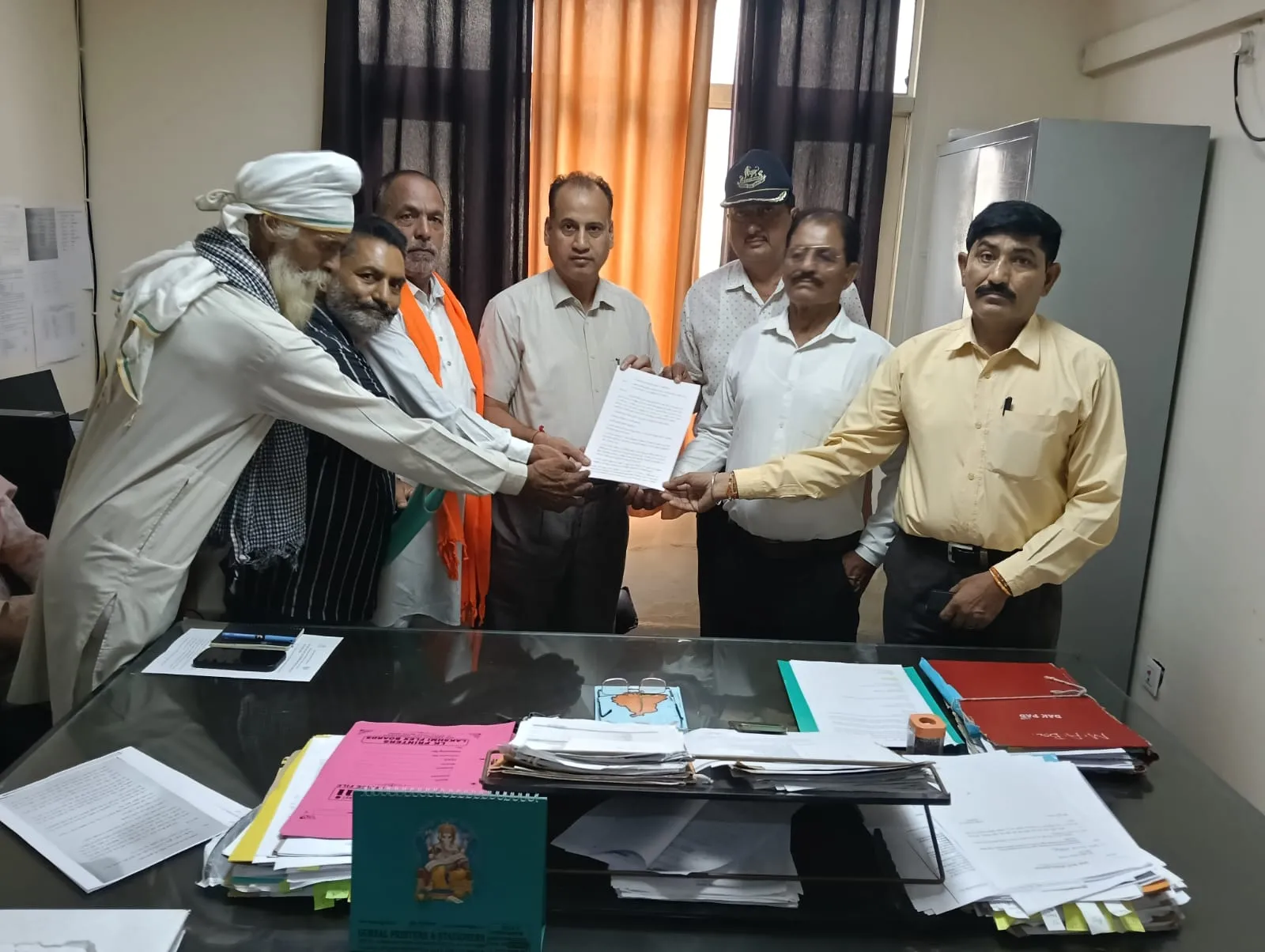 नशे के खिलाफ सख्त कार्रवाई सहित जनहित के विभिन्न मुद्दों को लेकर डिप्टी कमिश्नर को सौंपा मांगपत्र