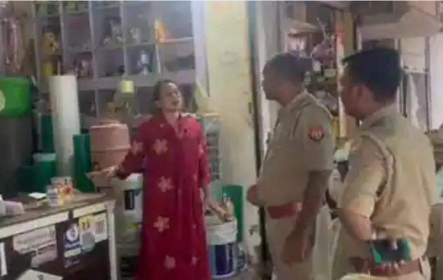 चोरों ने एक ही रात में दो दुकानों के ताले तोड़कर कीमती सामान व रूपये किये पार