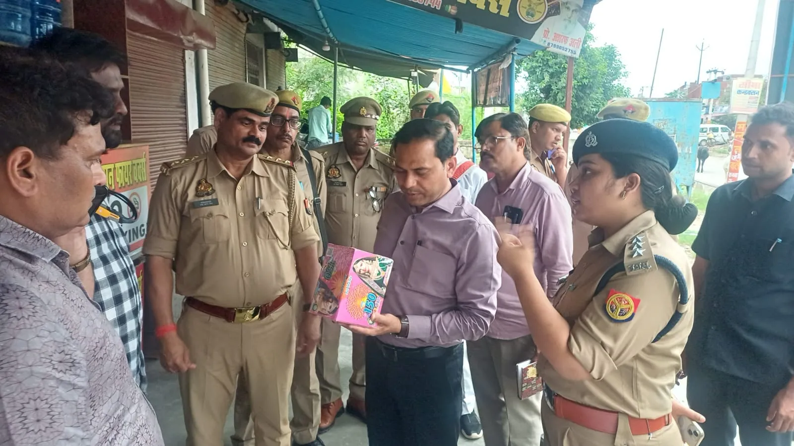 उन्नाव में पटाखा दुकानों का अधिकारियों ने किया निरीक्षण, सुरक्षा मानकों का लिया जायजा