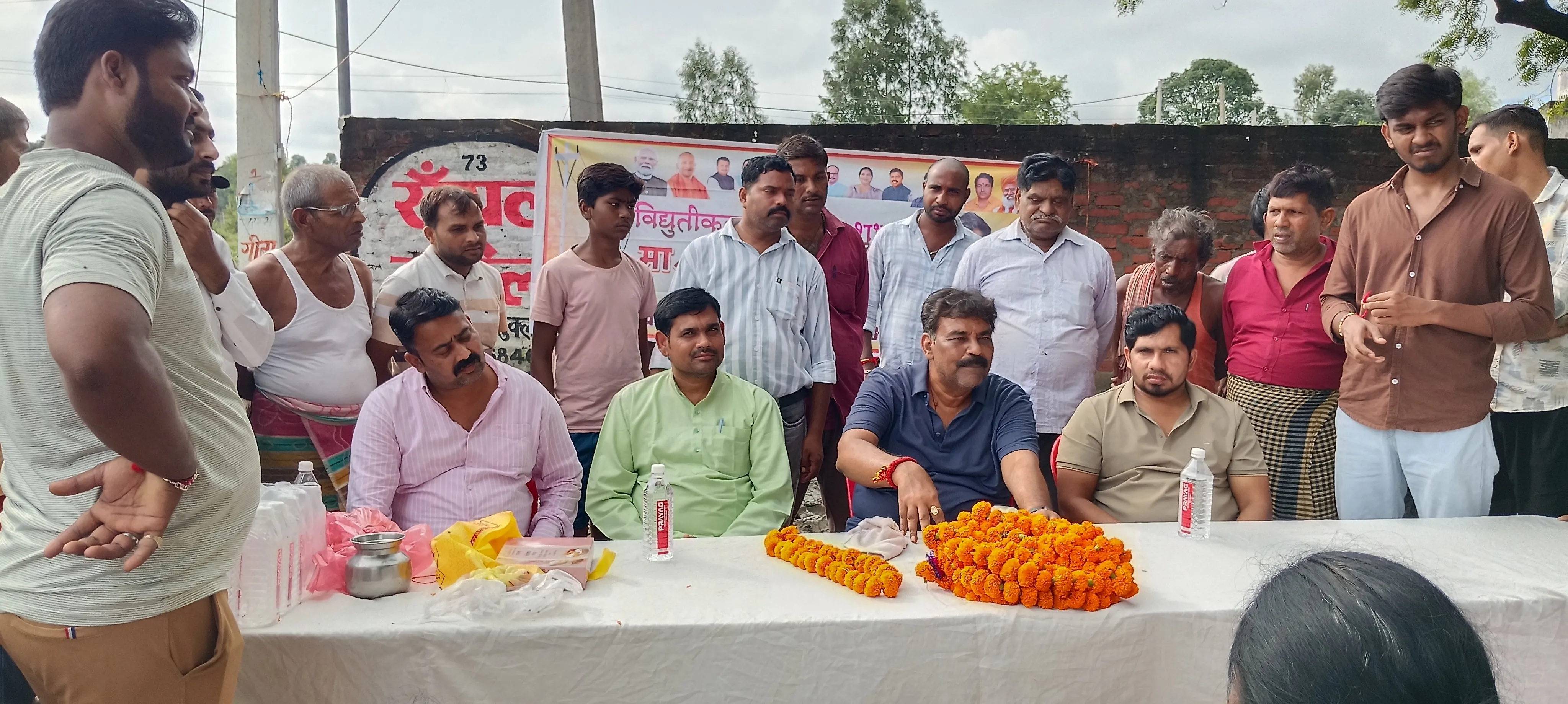 16 साल का इंतजार खत्म: मगरवारा क्रॉसिंग समेत तीन क्षेत्रों में शुरू हुआ विद्युतीकरण, लोगों के चेहरों पर लौटी खुशी