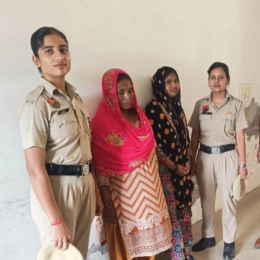 ई-रिक्शा में मंगलसूत्र चोरी करने वाली दो महिला आरोपी गिरफ्तार, चोरी गया मंगलसूत्र बरामद।*