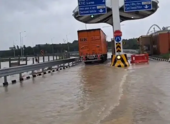 पहली बारिश में ही गंगा एक्सप्रेसवे पर जलभराव, सोनिक टोल प्लाजा की कई लेन पानी में डूबी