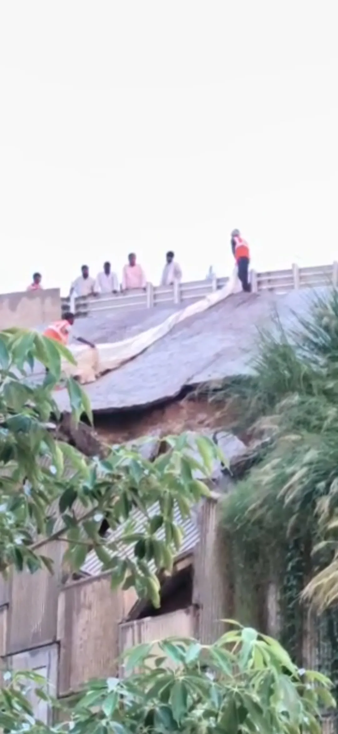 हजारों करोड़ की लागत से बने लखनऊ-कानपुर एक्सप्रेसवे के हाल बेहाल