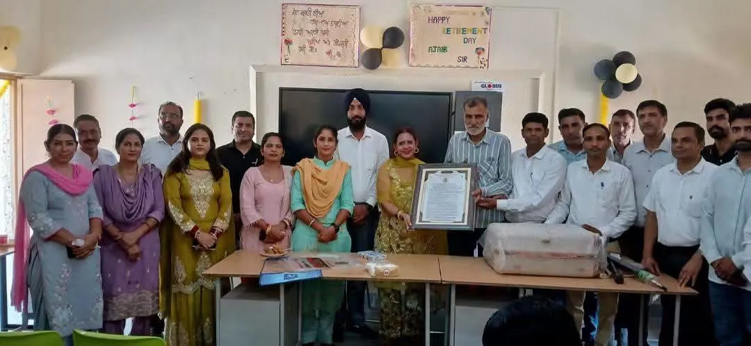 सम्मान समारोह में स्कूल स्टाफ, नगर पंचायत और मित्रों ने दी विदाई; बोले—सेवानिवृत्ति के बाद भी जारी रहेगी समाज जागरूकता