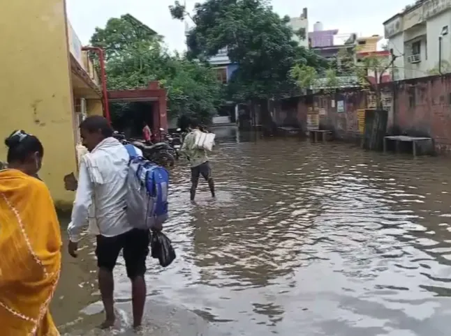 उन्नाव में लगातार बारिश से बिगड़े हालात, सीएचसी पुरवा परिसर बना तालाब; पोरई गांव में बाढ़ का पानी घरों तक पहुंचा