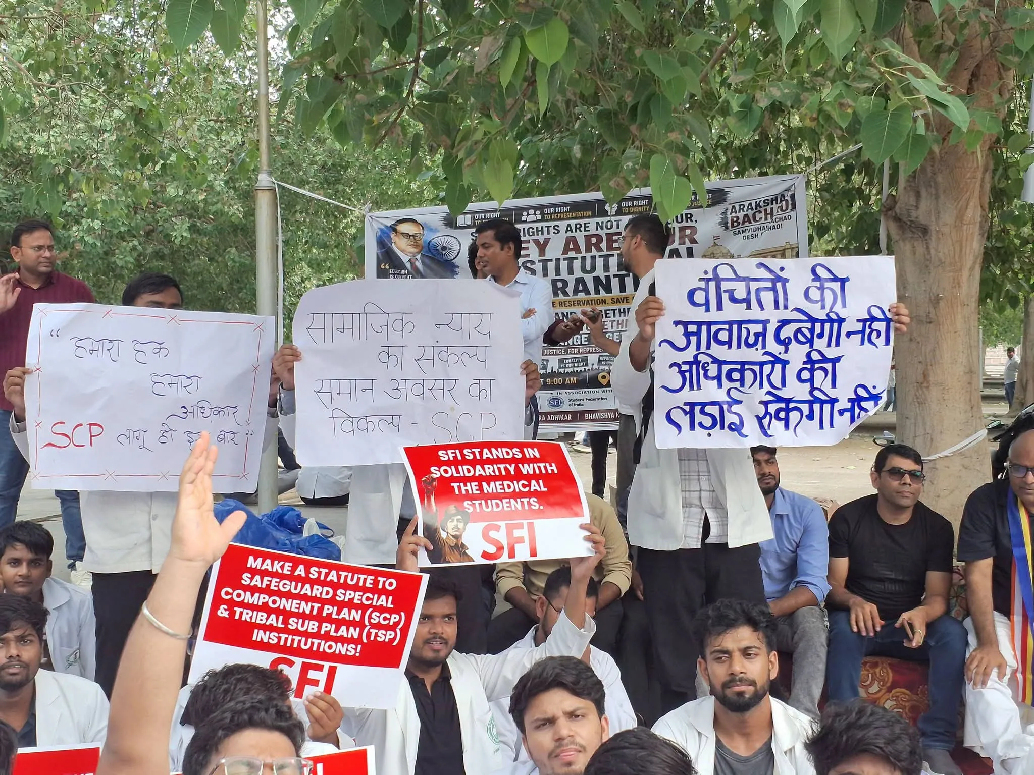 मेडिकल छात्र आंदोलन का बड़ा असर: यूपी के 4 मेडिकल कॉलेजों में पुरानी SC/ST सीट व्यवस्था बरकरार