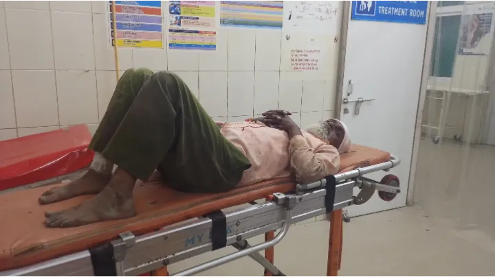अज्ञात कार की टक्कर से बाइक सवार घायल, पुलिस जांच में जुटी