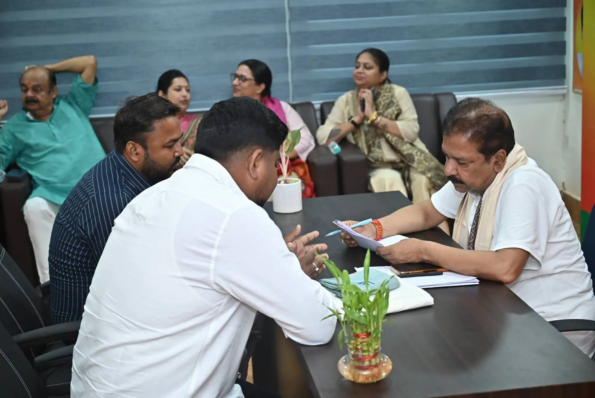 बिहार सरकार के राजस्व और भूमि सुधार मंत्री  डॉक्टर दिलीप जायसवाल के सरकारी आवास पर बैठक
