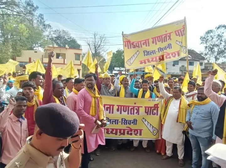 बारिश के बीच गोंडवाना गणतंत्र के बैनर तले प्रदर्शन