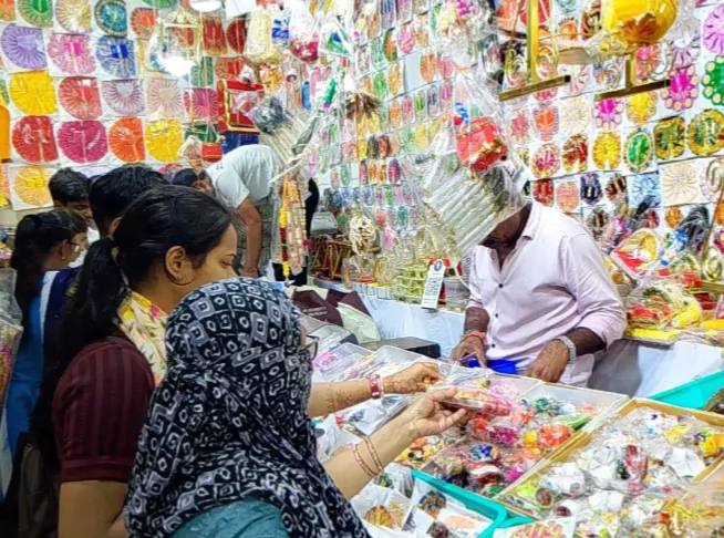 बारिश और महंगाई की मार के बीच जन्माष्टमी की तैयारियां तेज, सज गए उन्नाव के बाजार