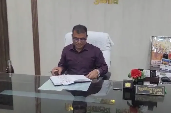 स्कूल पहुंचे बच्चे, गायब मिले सभी शिक्षक
शिक्षकों का रोका गया वेतन 3 दिन में देना होगा स्पष्टीकरण